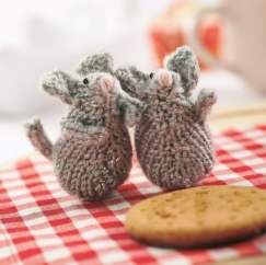 Introducing Sparklemouse – the free Yarn Shop Day pattern!