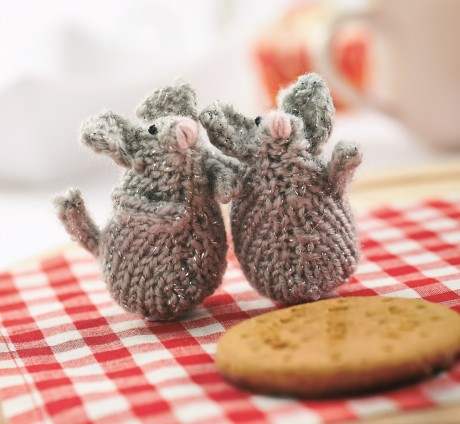 Introducing Sparklemouse – the free Yarn Shop Day pattern!