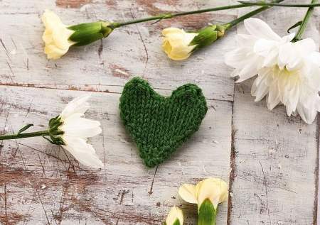 Easy Green Heart Brooch Knitting Pattern
