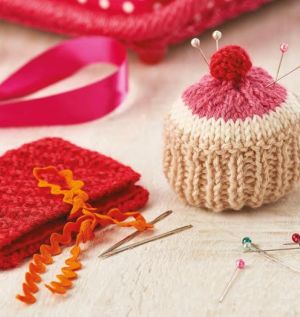 Knitted Cake Pincushion and Needle Case