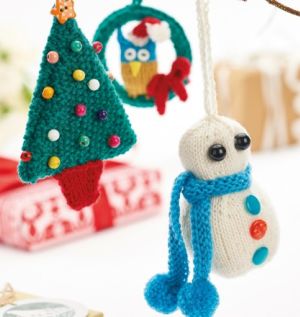 Quick Knit Christmas Decorations: Mini Owl Wreath, Snowman & Tree