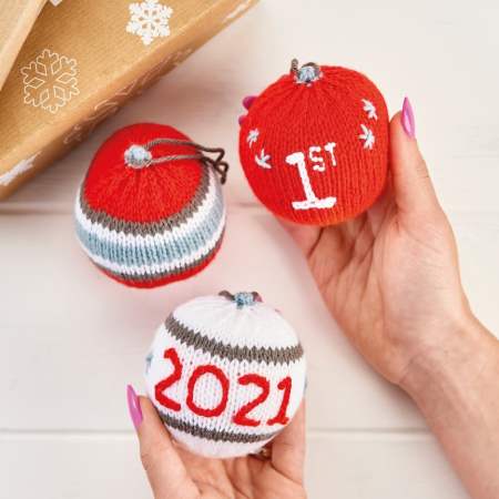 Baby’s First Christmas: Baubles Knitting Pattern
